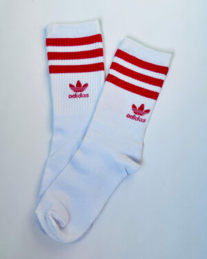 Adidas logo lineas rojas