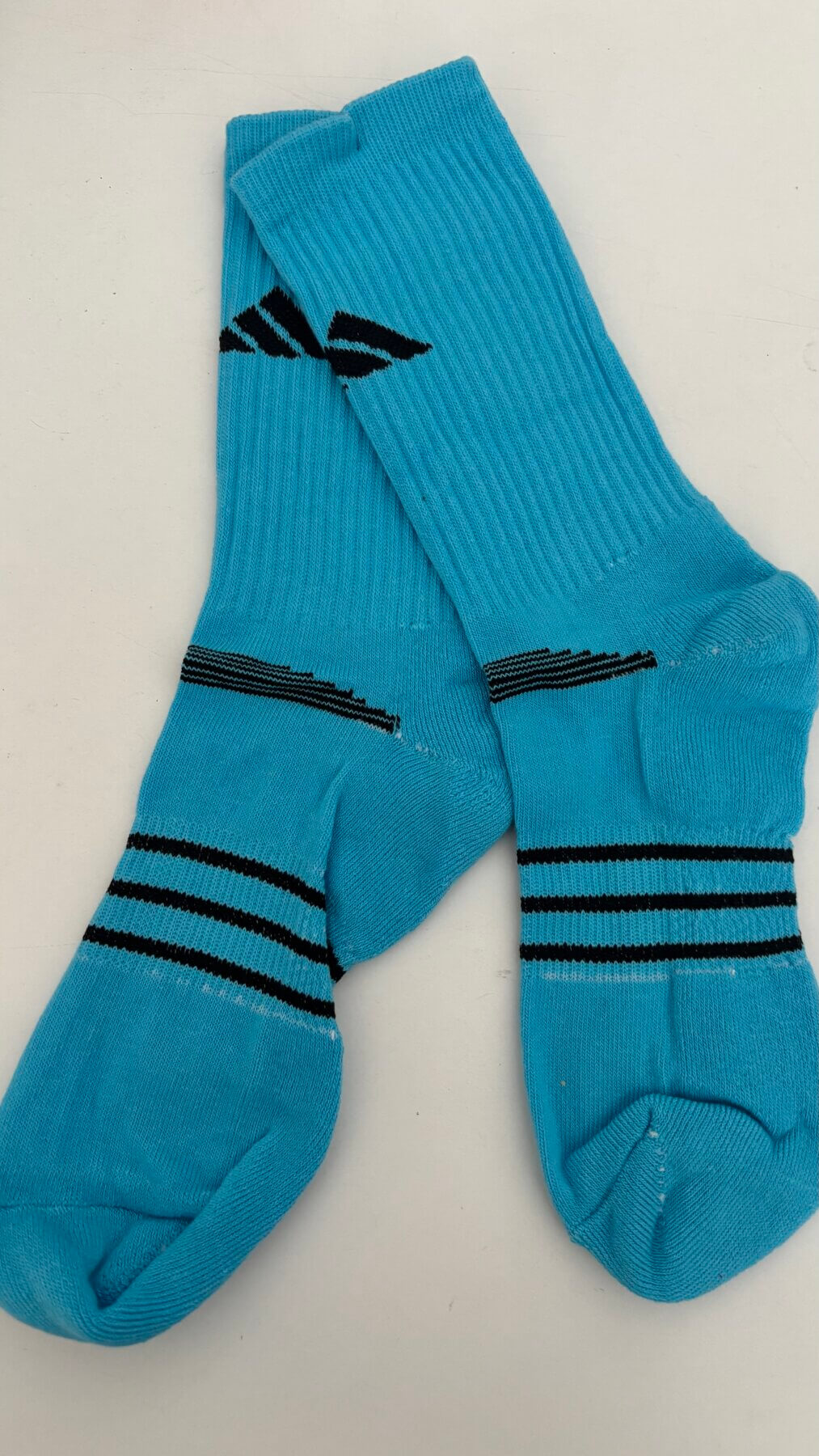 Adidas turquesa logo