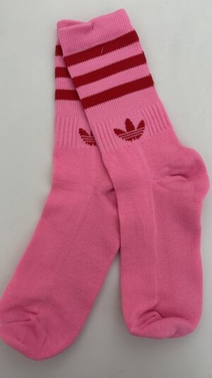 Adidas fucsia y rojo con toalla